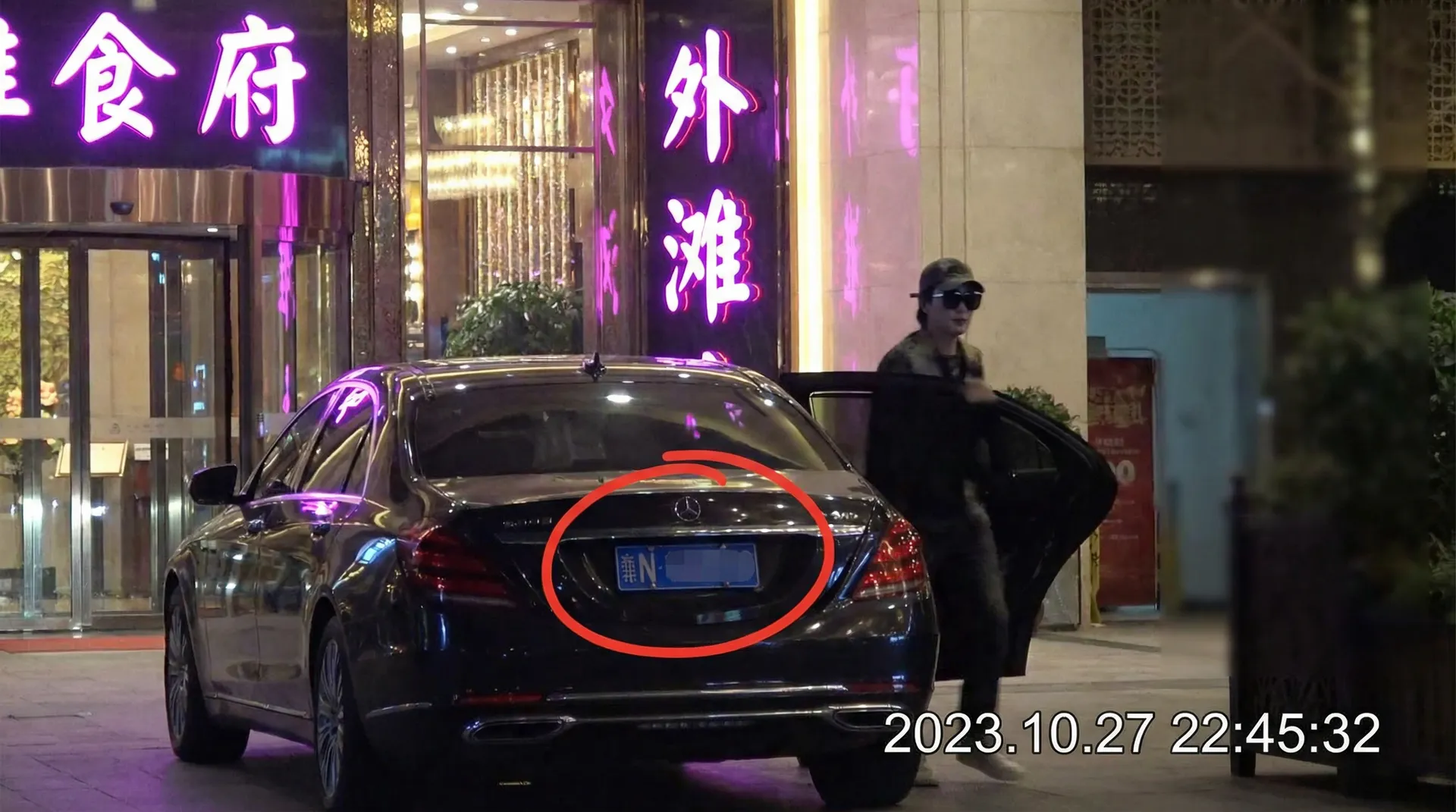 法国啄木鸟 - 豪车餐厅外偷拍